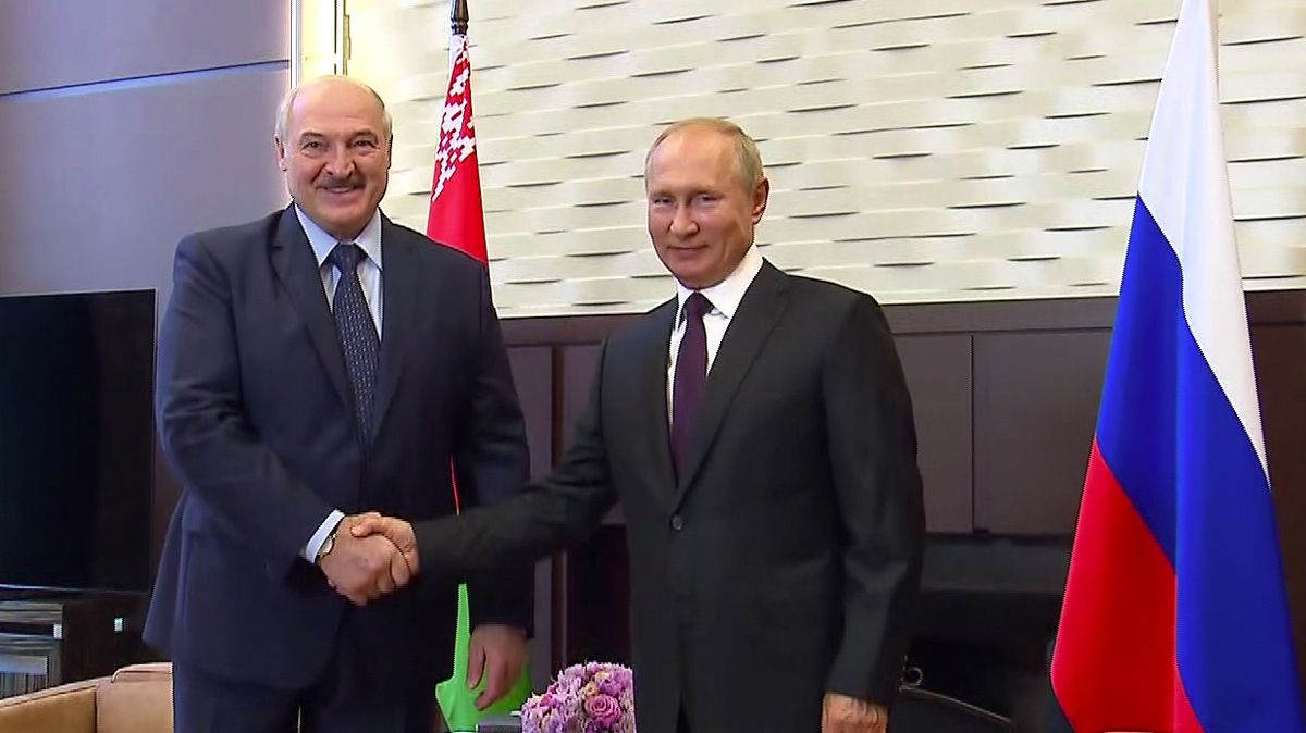 Bělorusové se bouří. Lukašenko zatím vyjednal miliardy od Putina